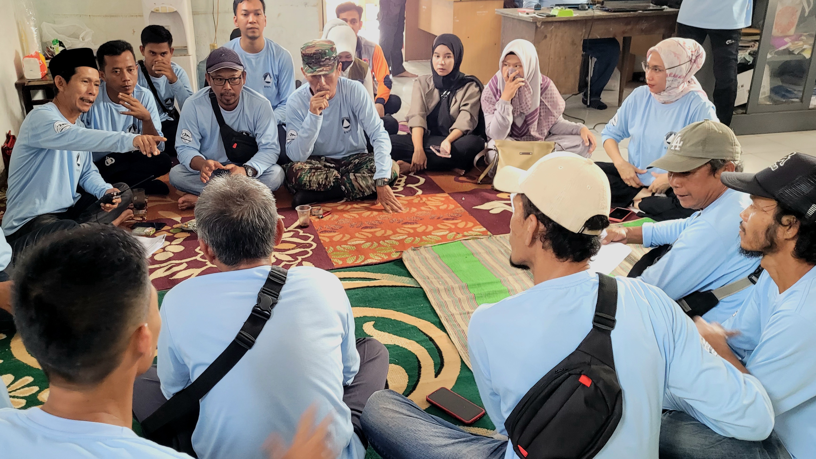 Tim Siaga Bencana melaksanakan pra-latihan geladi peringatan dini dalam ruang, Jumat (26/5).